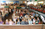 Ein Blick von der Bühne in die vollbesetzte Aula bei der Einschulung