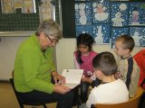 Ehrenamtliche Helfer kommen zum Vorlesen in die Schule